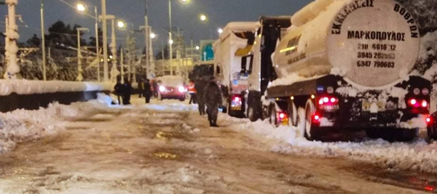 Αττική Οδός: Ο Στρατός απεγκλωβίζει οδηγούς όλη νύχτα - Μοιράζουν τρόφιμα, νερό και κουβέρτες