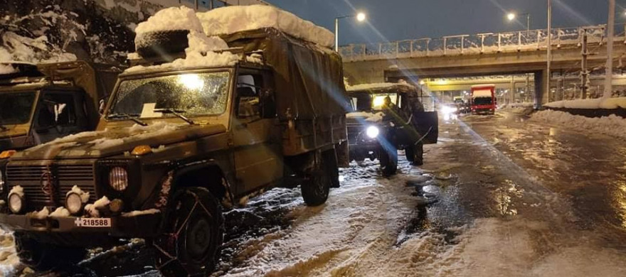 Αττική Οδός: Ο Στρατός απεγκλωβίζει οδηγούς όλη νύχτα - Μοιράζουν τρόφιμα, νερό και κουβέρτες