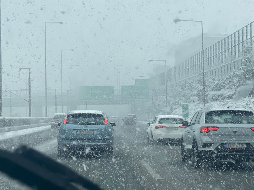 Κακοκαιρία «Ελπίς»: Χιόνια στο Σύνταγμα - Μαγικές εικόνες από το κέντρο της Αθήνας