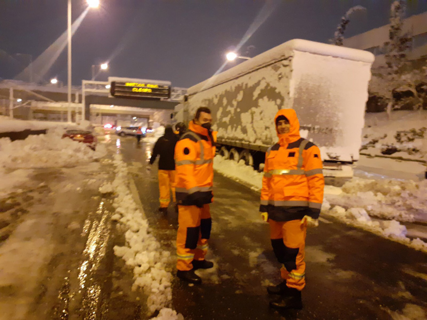 Αττική Οδός: Δείτε εικόνες και βίντεο από τους απεγκλωβισμούς - Σε εξέλιξη η επιχείρηση από στρατό και ΕΚΑΜ για 5.000 οδηγούς