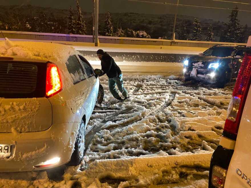 Κακοκαιρία «Ελπίς»: Βγαίνει ο στρατός για τους εγκλωβισμένους οδηγούς στην Αττική Οδό - Εισαγγελική παρέμβαση για το χάος