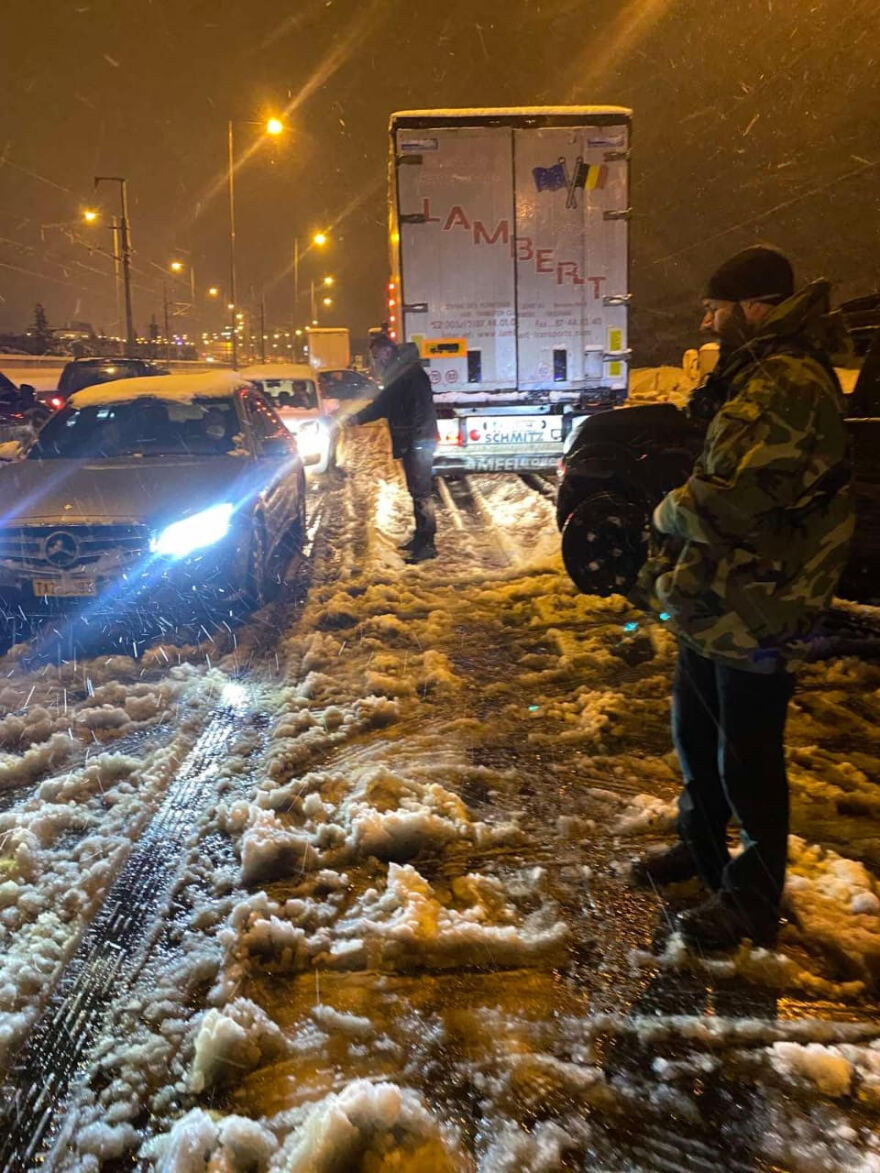 Κακοκαιρία «Ελπίς»: Βγαίνει ο στρατός για τους εγκλωβισμένους οδηγούς στην Αττική Οδό - Εισαγγελική παρέμβαση για το χάος