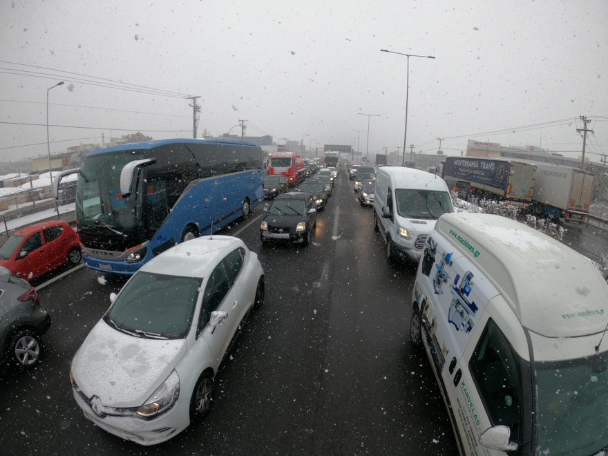Χιονοθύελλα στην Αττική- Χάος στους δρόμους- Δείτε ποιες περιοχές έχουν τα μεγαλύτερα προβλήματα 