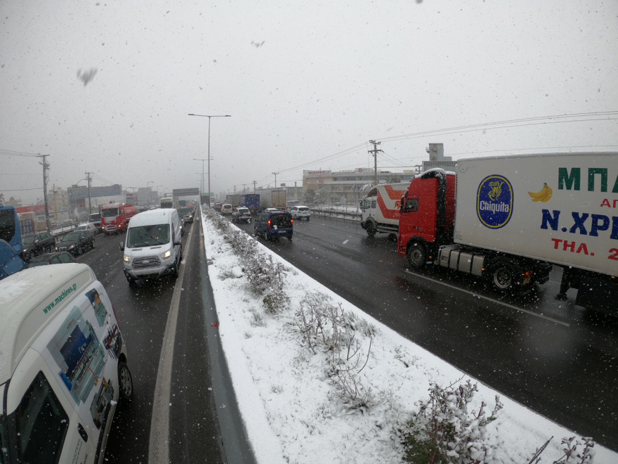 Χιονοθύελλα στην Αττική- Χάος στους δρόμους- Δείτε ποιες περιοχές έχουν τα μεγαλύτερα προβλήματα 