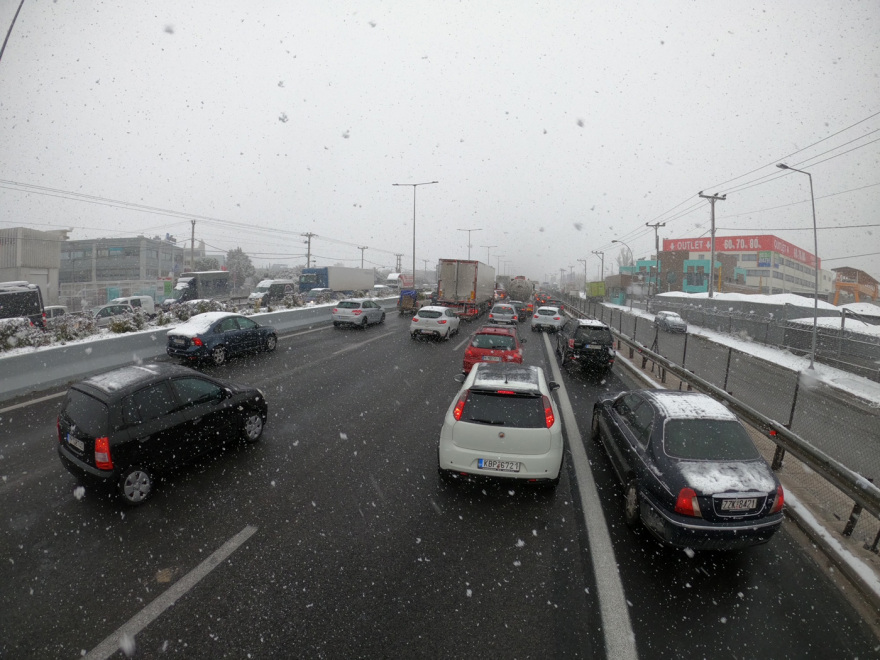 Χιονοθύελλα στην Αττική- Χάος στους δρόμους- Δείτε ποιες περιοχές έχουν τα μεγαλύτερα προβλήματα 