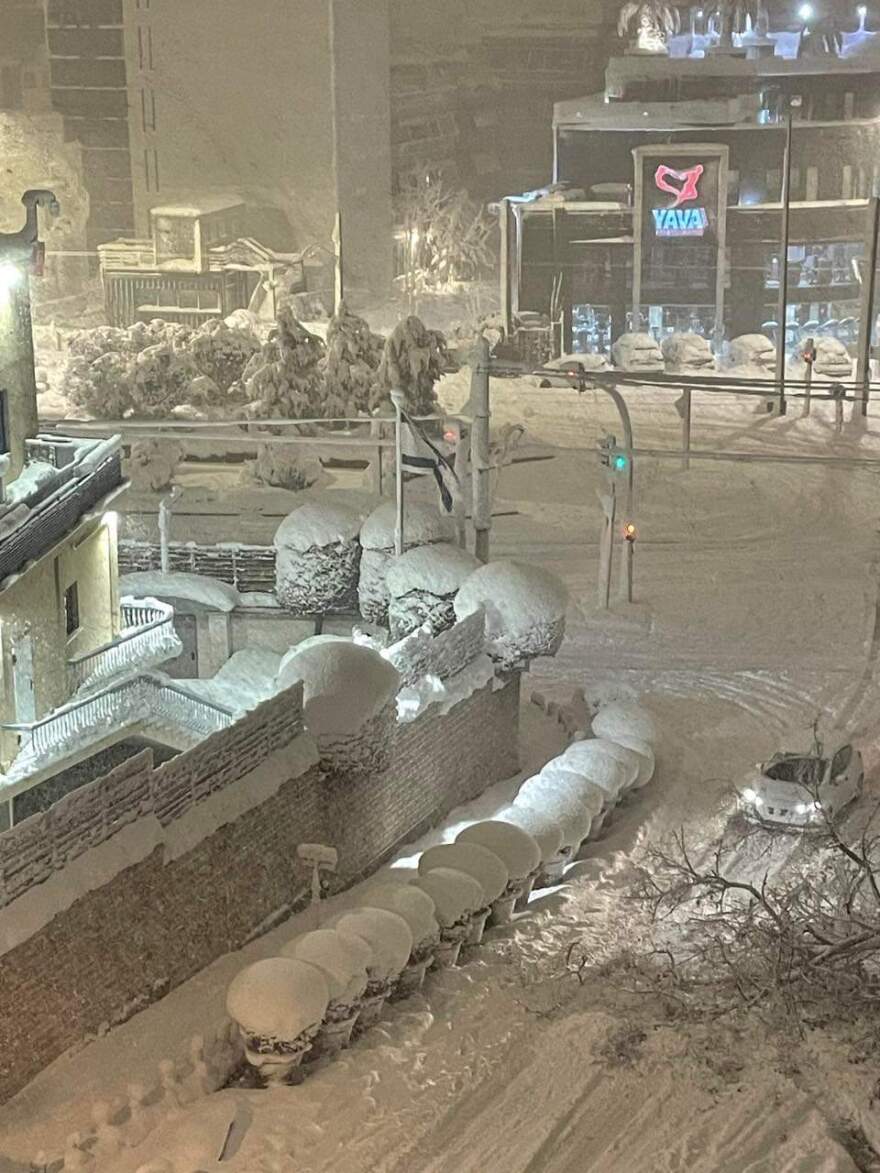 Κακοκαιρία Ελπίς: Έπεσε δέντρο στη διασταύρωση Κηφισίας με Κατεχάκη - Σώθηκε από θαύμα διερχόμενος πολίτης