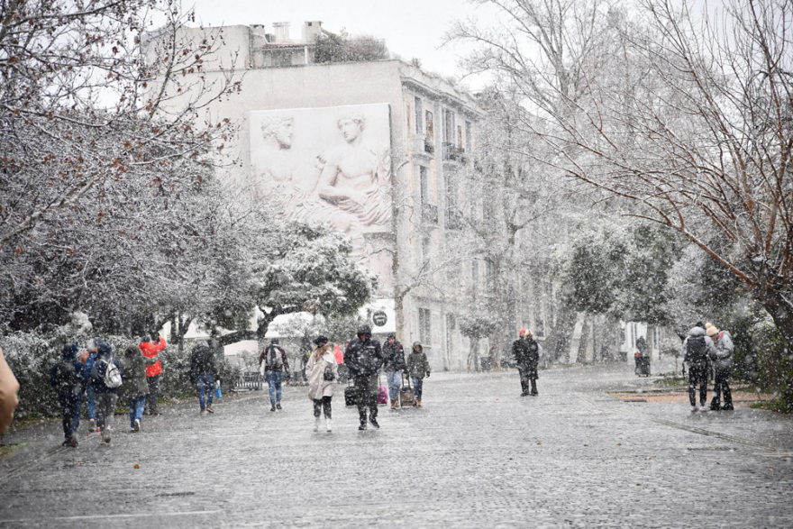 Κακοκαιρία «Ελπίς»: Χιόνια στο Σύνταγμα - Μαγικές εικόνες από το κέντρο της Αθήνας