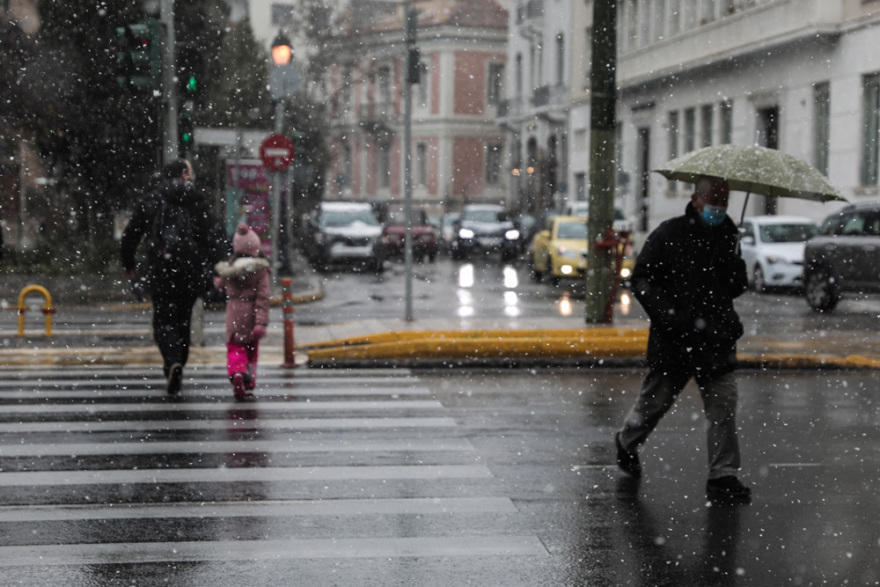 Κακοκαιρία «Ελπίς»: Χιόνια στο Σύνταγμα - Μαγικές εικόνες από το κέντρο της Αθήνας