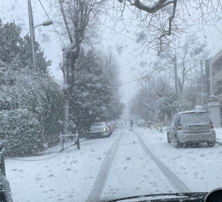 Κακοκαιρία «Ελπίς»: Χιονίζει στην Αττική - Κλειστή η εθνική οδός στο ύψος Καλυφτάκη για τα φορτηγά