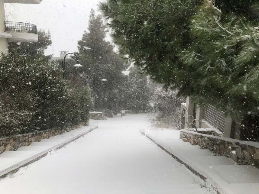 Κακοκαιρία «Ελπίς»: Χιόνια στο Σύνταγμα - Μαγικές εικόνες από το κέντρο της Αθήνας