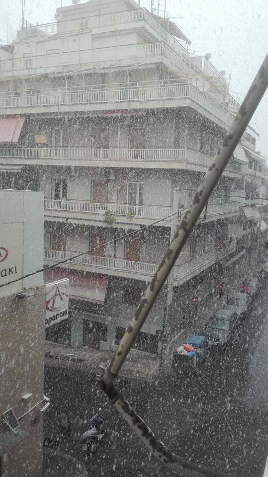 Στα «λευκά» και ο Πειραιάς - Δείτε φωτογραφίες