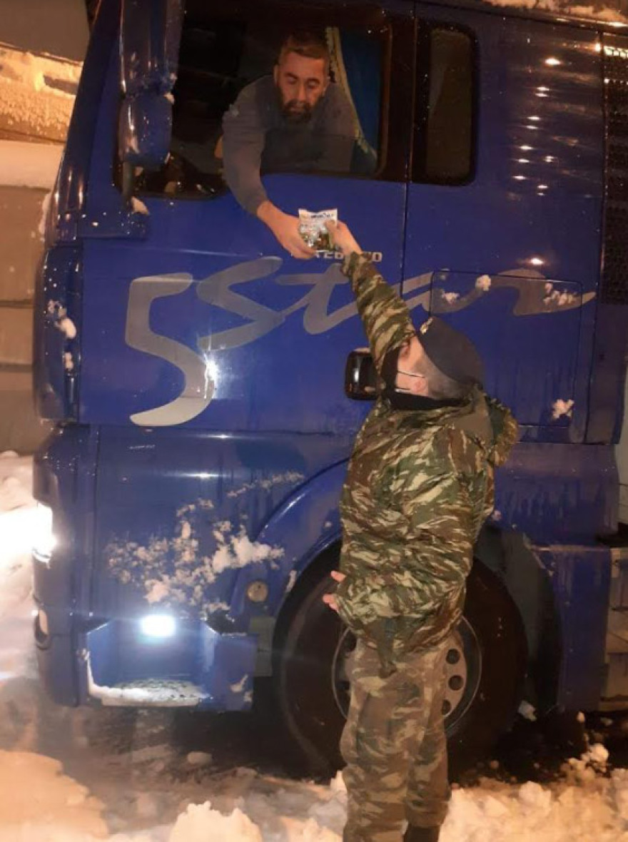 Αττική Οδός: Δείτε εικόνες και βίντεο από τους απεγκλωβισμούς - Σε εξέλιξη η επιχείρηση από στρατό και ΕΚΑΜ για 5.000 οδηγούς