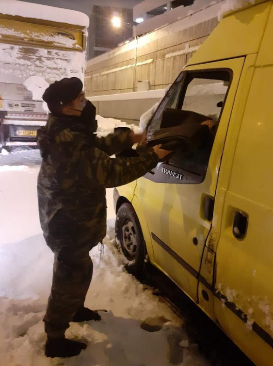 Αττική Οδός: Δείτε εικόνες και βίντεο από τους απεγκλωβισμούς - Σε εξέλιξη η επιχείρηση από στρατό και ΕΚΑΜ για 5.000 οδηγούς