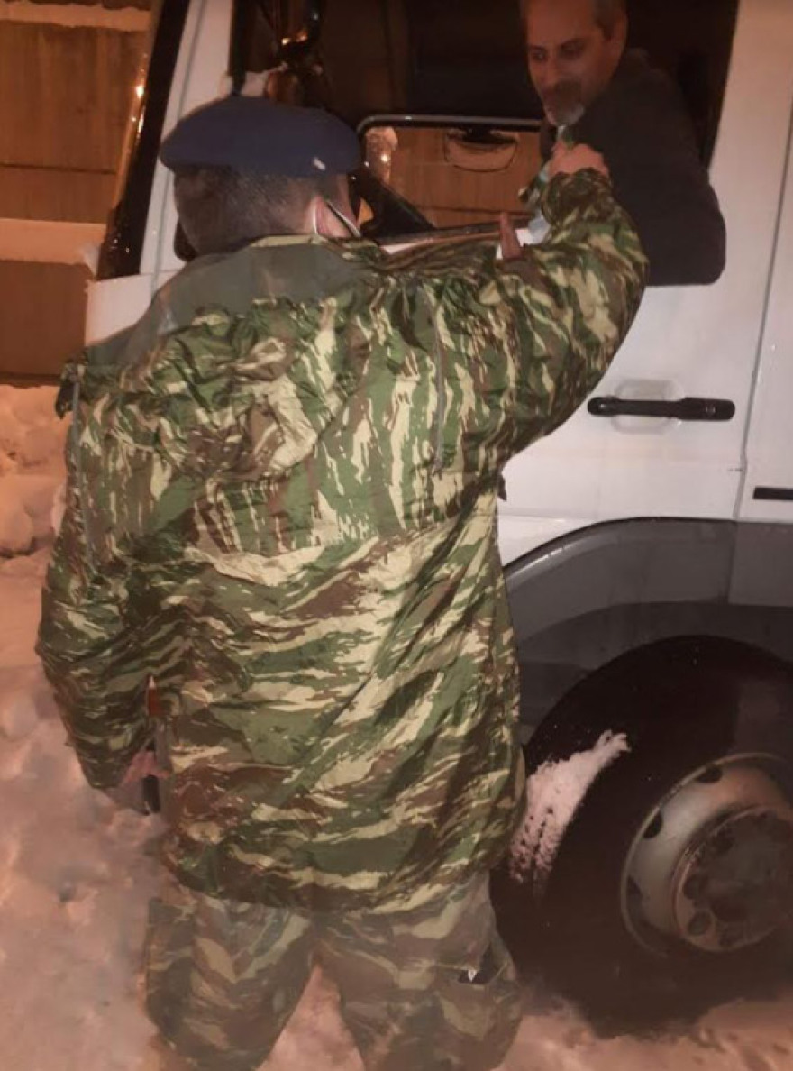 Αττική Οδός: Δείτε εικόνες και βίντεο από τους απεγκλωβισμούς - Σε εξέλιξη η επιχείρηση από στρατό και ΕΚΑΜ για 5.000 οδηγούς