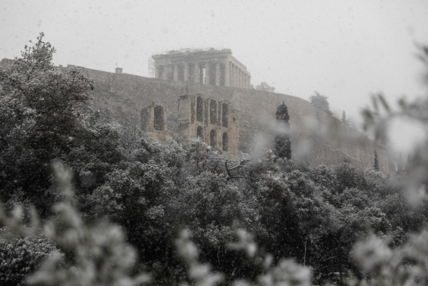 Κακοκαιρία «Ελπίς»: Χιόνια στο Σύνταγμα - Μαγικές εικόνες από το κέντρο της Αθήνας