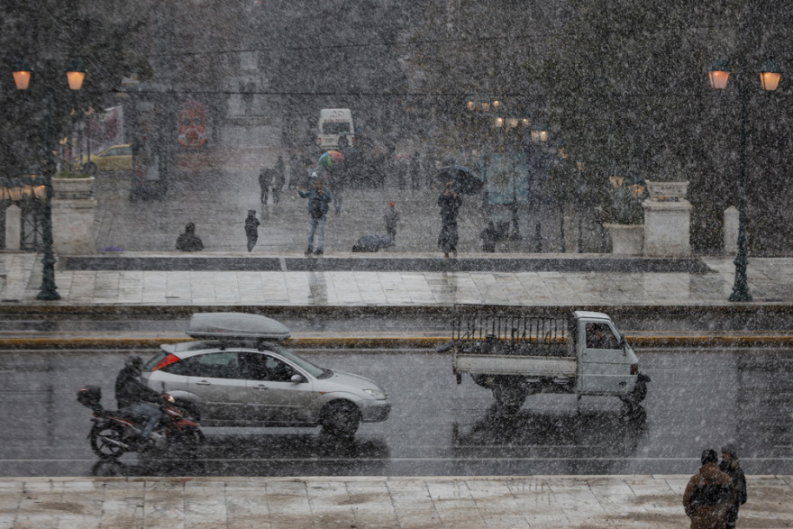 Κακοκαιρία «Ελπίς»: Χιόνια στο Σύνταγμα - Μαγικές εικόνες από το κέντρο της Αθήνας