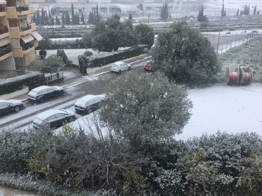 Κακοκαιρία «Ελπίς»: Χιονίζει στην Αττική - Κλειστή η εθνική οδός στο ύψος Καλυφτάκη για τα φορτηγά