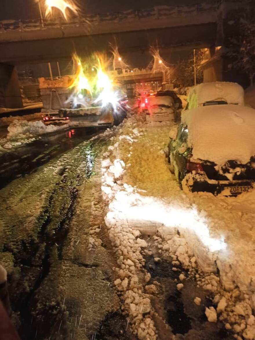 Αττική Οδός: Δείτε εικόνες και βίντεο από τους απεγκλωβισμούς - Σε εξέλιξη η επιχείρηση από στρατό και ΕΚΑΜ για 5.000 οδηγούς