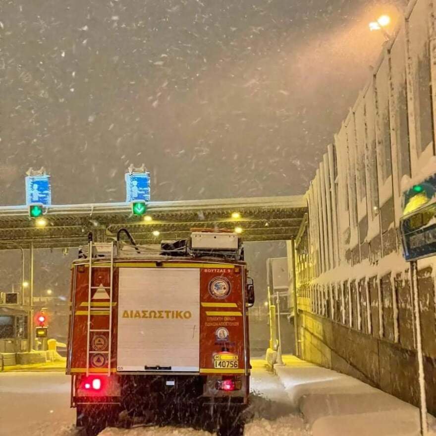 Αττική Οδός: Δείτε εικόνες και βίντεο από τους απεγκλωβισμούς - Σε εξέλιξη η επιχείρηση από στρατό και ΕΚΑΜ για 5.000 οδηγούς