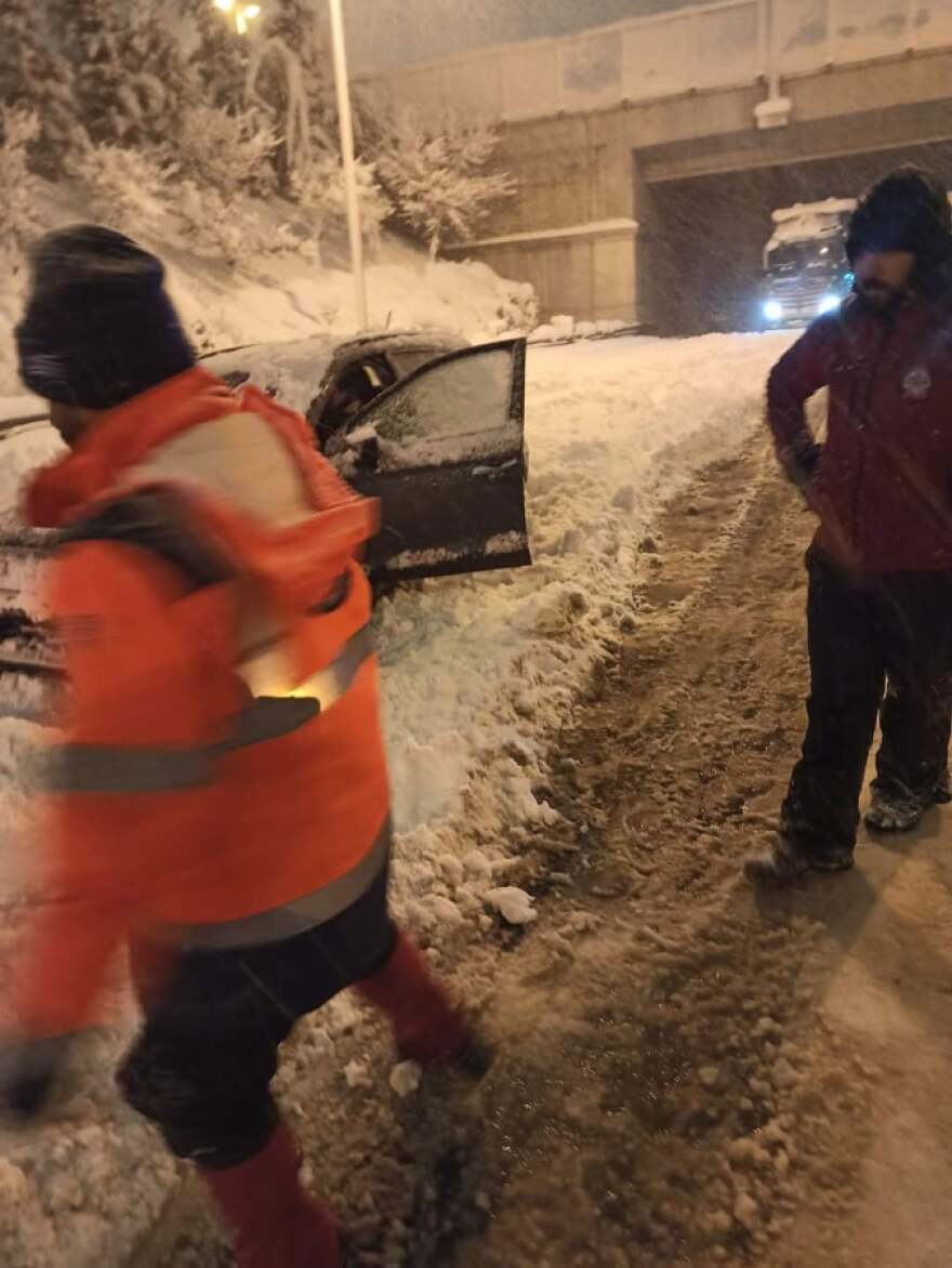 Αττική Οδός: Δείτε εικόνες και βίντεο από τους απεγκλωβισμούς - Σε εξέλιξη η επιχείρηση από στρατό και ΕΚΑΜ για 5.000 οδηγούς