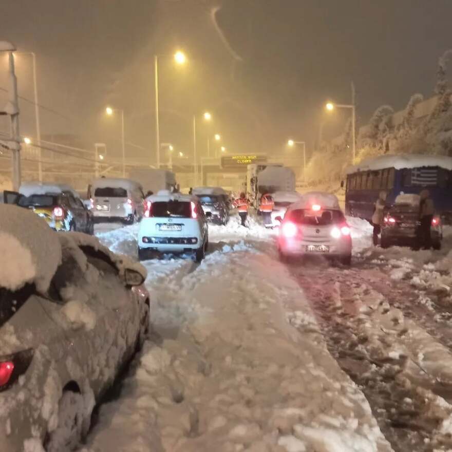 Αττική Οδός: Δείτε εικόνες και βίντεο από τους απεγκλωβισμούς - Σε εξέλιξη η επιχείρηση από στρατό και ΕΚΑΜ για 5.000 οδηγούς