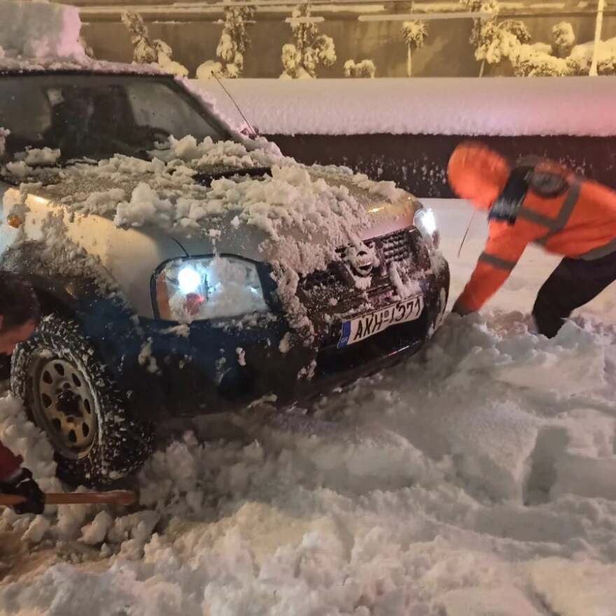 Αττική Οδός: Δείτε εικόνες και βίντεο από τους απεγκλωβισμούς - Σε εξέλιξη η επιχείρηση από στρατό και ΕΚΑΜ για 5.000 οδηγούς