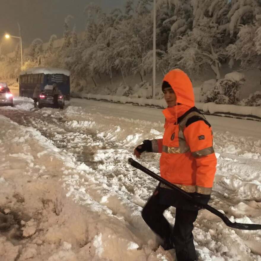 Αττική Οδός: Δείτε εικόνες και βίντεο από τους απεγκλωβισμούς - Σε εξέλιξη η επιχείρηση από στρατό και ΕΚΑΜ για 5.000 οδηγούς
