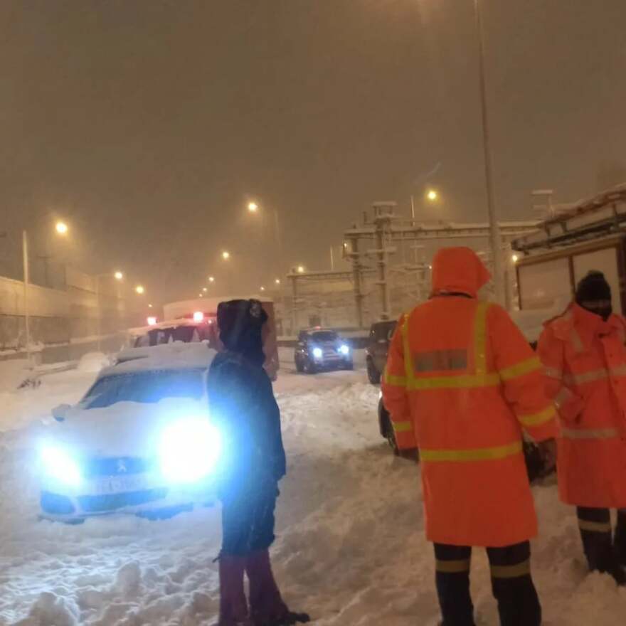 Αττική Οδός: Δείτε εικόνες και βίντεο από τους απεγκλωβισμούς - Σε εξέλιξη η επιχείρηση από στρατό και ΕΚΑΜ για 5.000 οδηγούς