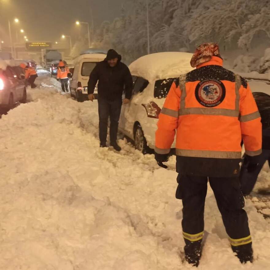 Αττική Οδός: Δείτε εικόνες και βίντεο από τους απεγκλωβισμούς - Σε εξέλιξη η επιχείρηση από στρατό και ΕΚΑΜ για 5.000 οδηγούς