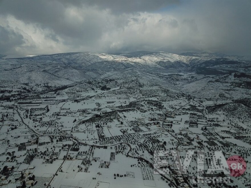 Κακοκαιρία «Ελπίς»: Μαγευτικά πλάνα από ψηλά από τα χιονισμένα Ψαχνά Ευβοίας - Βίντεο και φωτογραφίες