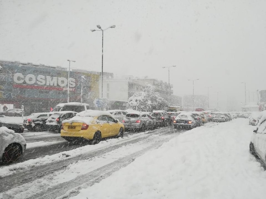 Εγκλωβισμένοι παραμένουν δεκάδες οδηγοί στη Μεσογείων και στα δύο ρεύματα