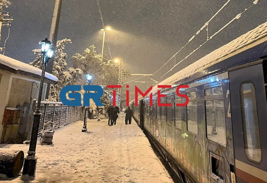 «Οδύσσεια» για δεκάδες επιβάτες τρένου που ακινητοποιήθηκε στην Οινόη - Δείτε φωτογραφίες