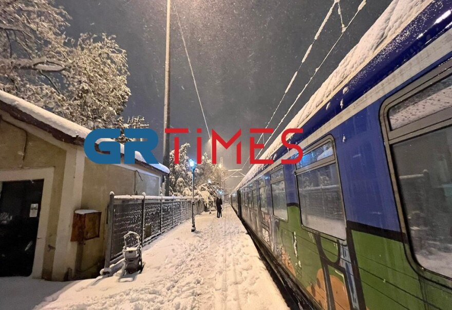 «Οδύσσεια» για δεκάδες επιβάτες τρένου που ακινητοποιήθηκε στην Οινόη - Δείτε φωτογραφίες