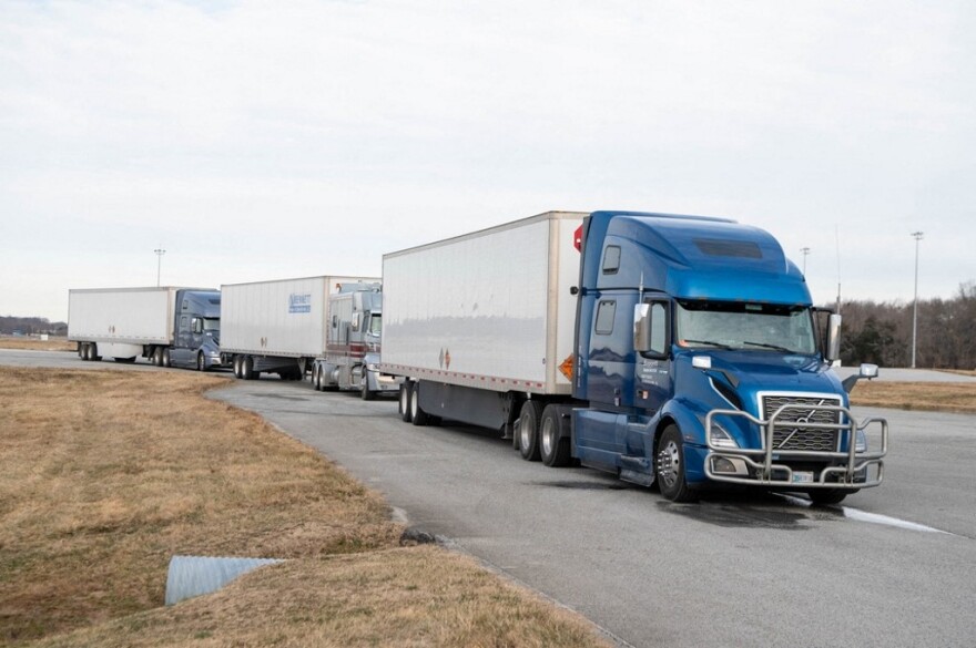 Oι Αμερικανοί ετοιμάζουν τους Ουκρανούς για πόλεμο με τη Ρωσία - Μεταφέρουν εξοπλισμό και πυρομαχικά με αεροσκάφη
