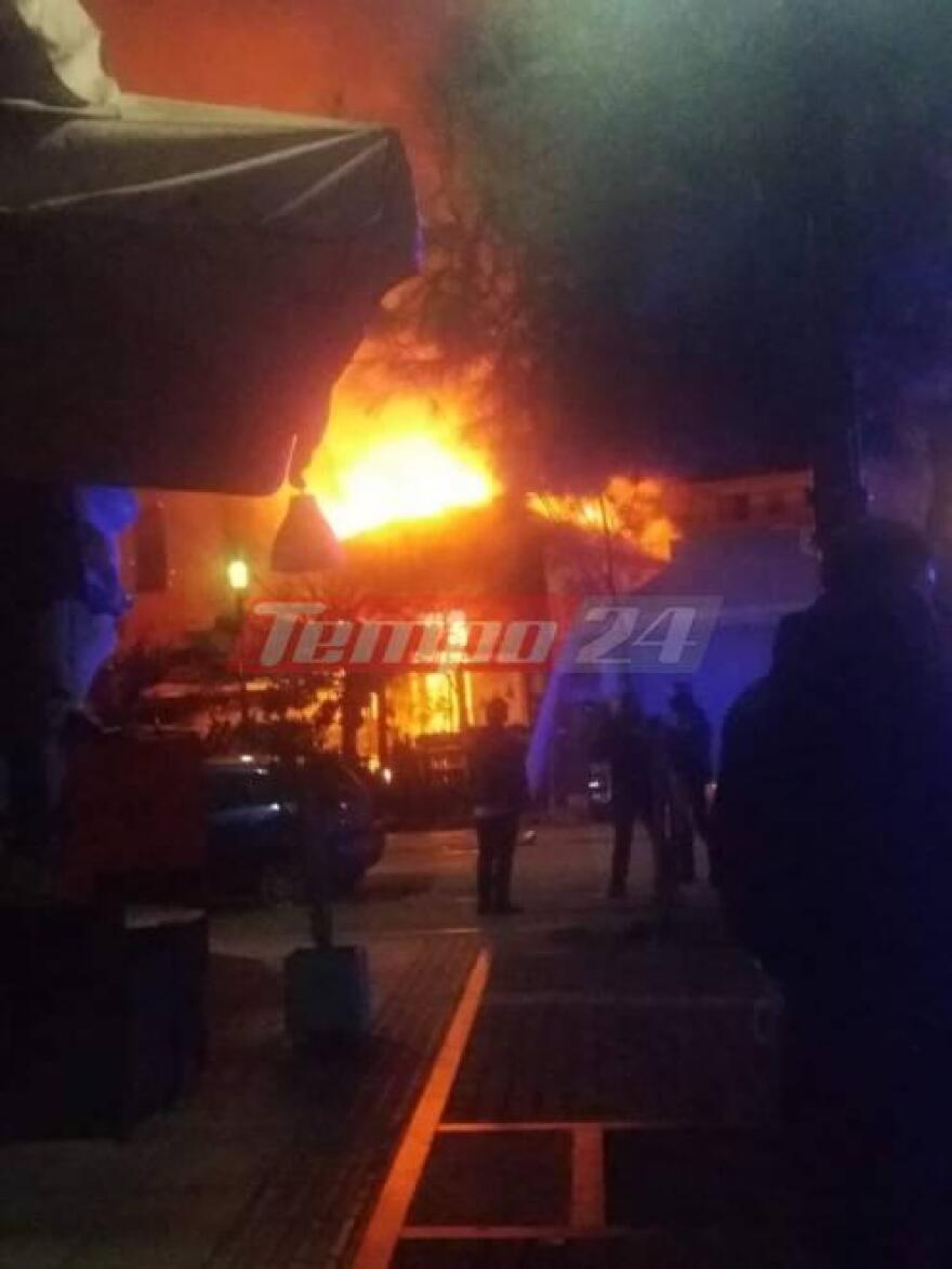 Πάτρα: Καταστράφηκε ολοσχερώς από πυρκαγιά γνωστό καφέ μπαρ - Δείτε βίντεο και φωτογραφίες