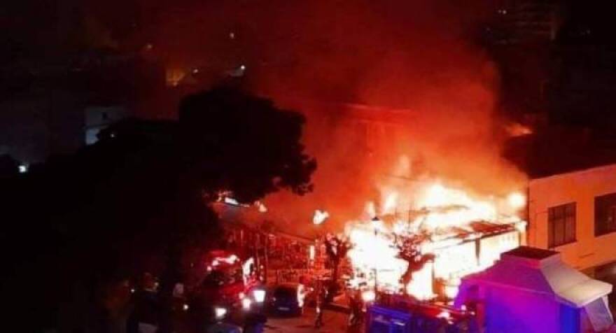 Πάτρα: Καταστράφηκε ολοσχερώς από πυρκαγιά γνωστό καφέ μπαρ - Δείτε βίντεο και φωτογραφίες
