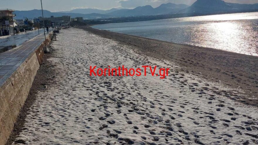 Χιόνια και στην παραλία Λουτρακίου - Δείτε φωτογραφίες