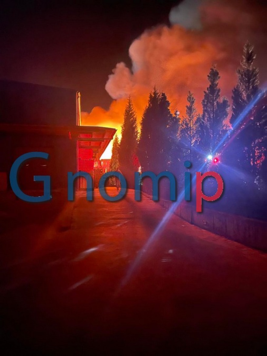 Πάτρα: «Μάχη» με τις φλόγες σε εργοστάσιο - Δείτε βίντεο και φωτογραφίες