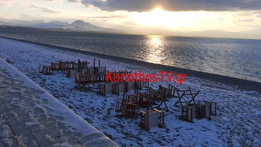 Χιόνια και στην παραλία Λουτρακίου - Δείτε φωτογραφίες