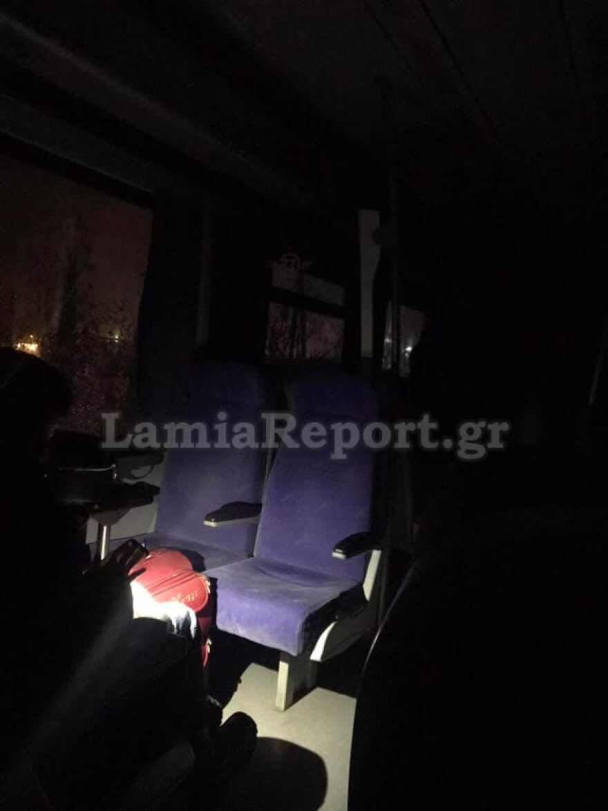 Οινόη: «Μας ξέχασαν» καταγγέλλουν οι επιβάτες του τρένου - Δείτε εικόνες από το ατύχημα