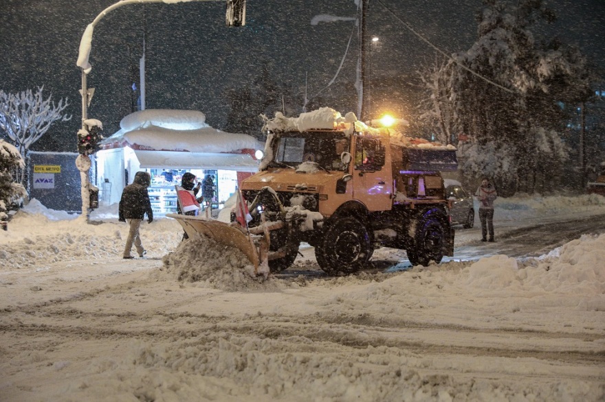 Αττική Οδός: Ο Στρατός απεγκλωβίζει οδηγούς όλη νύχτα - Μοιράζουν τρόφιμα, νερό και κουβέρτες