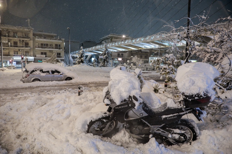 Αττική Οδός: Ο Στρατός απεγκλωβίζει οδηγούς όλη νύχτα - Μοιράζουν τρόφιμα, νερό και κουβέρτες