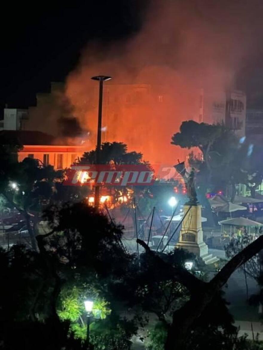 Πάτρα: Καταστράφηκε ολοσχερώς από πυρκαγιά γνωστό καφέ μπαρ - Δείτε βίντεο και φωτογραφίες