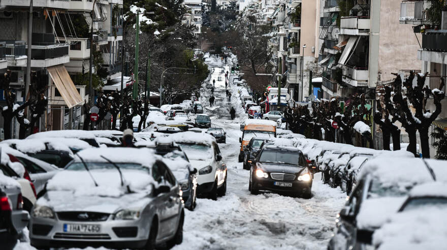 Ξένα ΜΜΕ για κακοκαιρία «Ελπίς»: Σπάνια χιονοθύελλα πλήττει την Αθήνα και «παγώνει» σχολεία και αεροδρόμιο