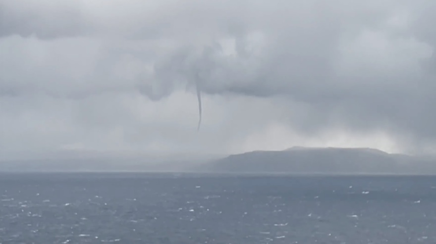 Χανιά: Υδροστρόβιλος «τάραξε» τα νερά στον κόλπο της Σούδας - Δείτε φωτογραφίες