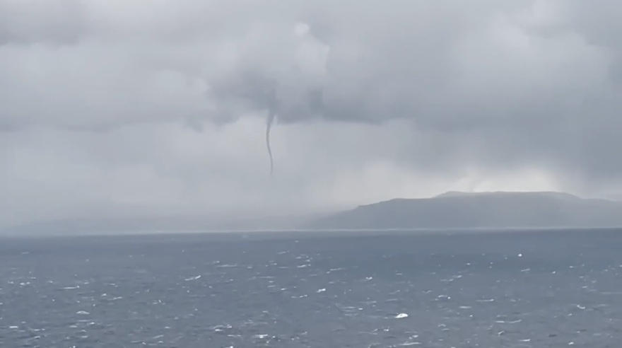 Χανιά: Υδροστρόβιλος «τάραξε» τα νερά στον κόλπο της Σούδας - Δείτε φωτογραφίες