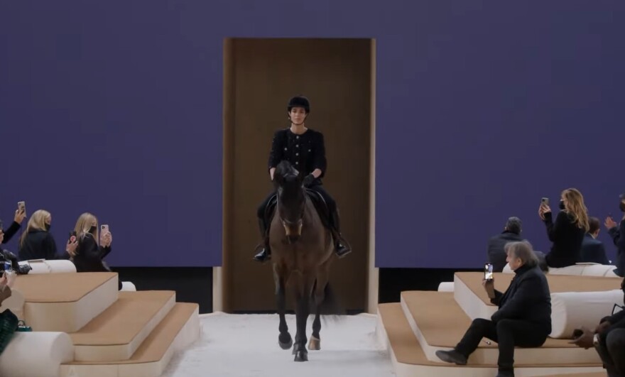 Εβδομάδα Μόδας του Παρισιού: O οίκος Chanel εμφάνισε στην πασαρέλα ένα άλογο 