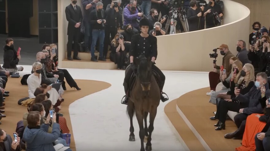 Εβδομάδα Μόδας του Παρισιού: O οίκος Chanel εμφάνισε στην πασαρέλα ένα άλογο 