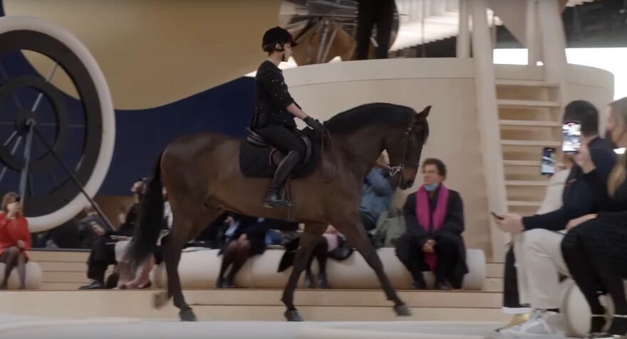 Εβδομάδα Μόδας του Παρισιού: O οίκος Chanel εμφάνισε στην πασαρέλα ένα άλογο 