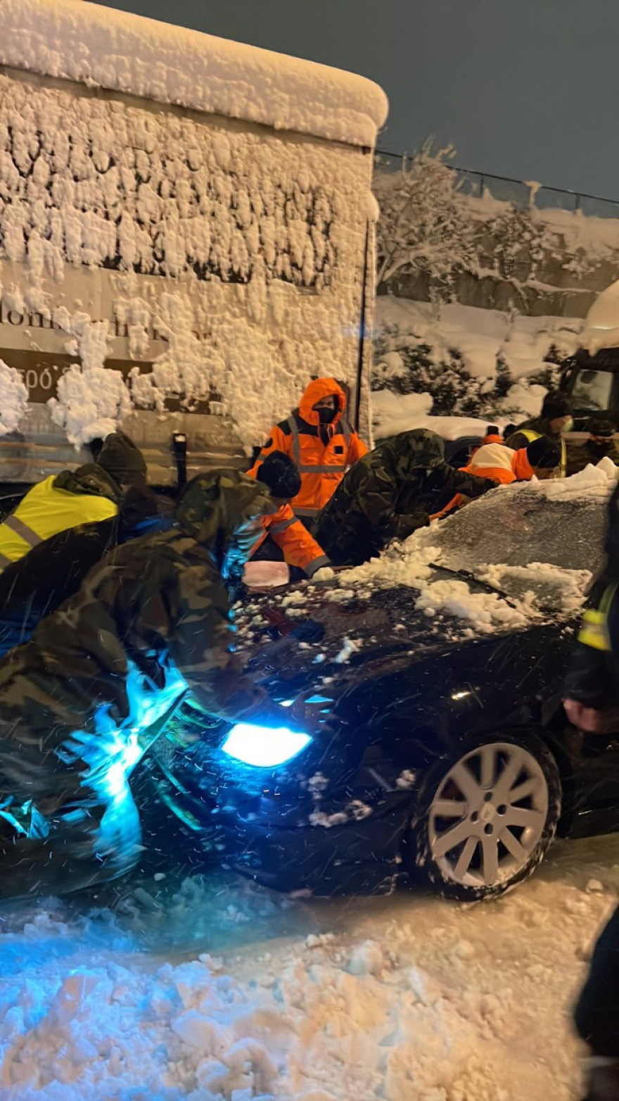 Τεράστιο φιάσκο στην Αττική Οδό: 1.200 οχήματα εγκλωβισμένα 22 ώρες μετά!